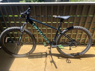 Mountain bike (2021 Specialized Rockhopper)