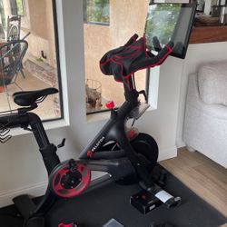 PELETON SPIN BIKE