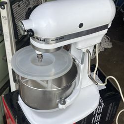 KitchenAid K5SS White Heavy Duty Series 5qt Stand Mixer W/ Bowl, two Attachments working 