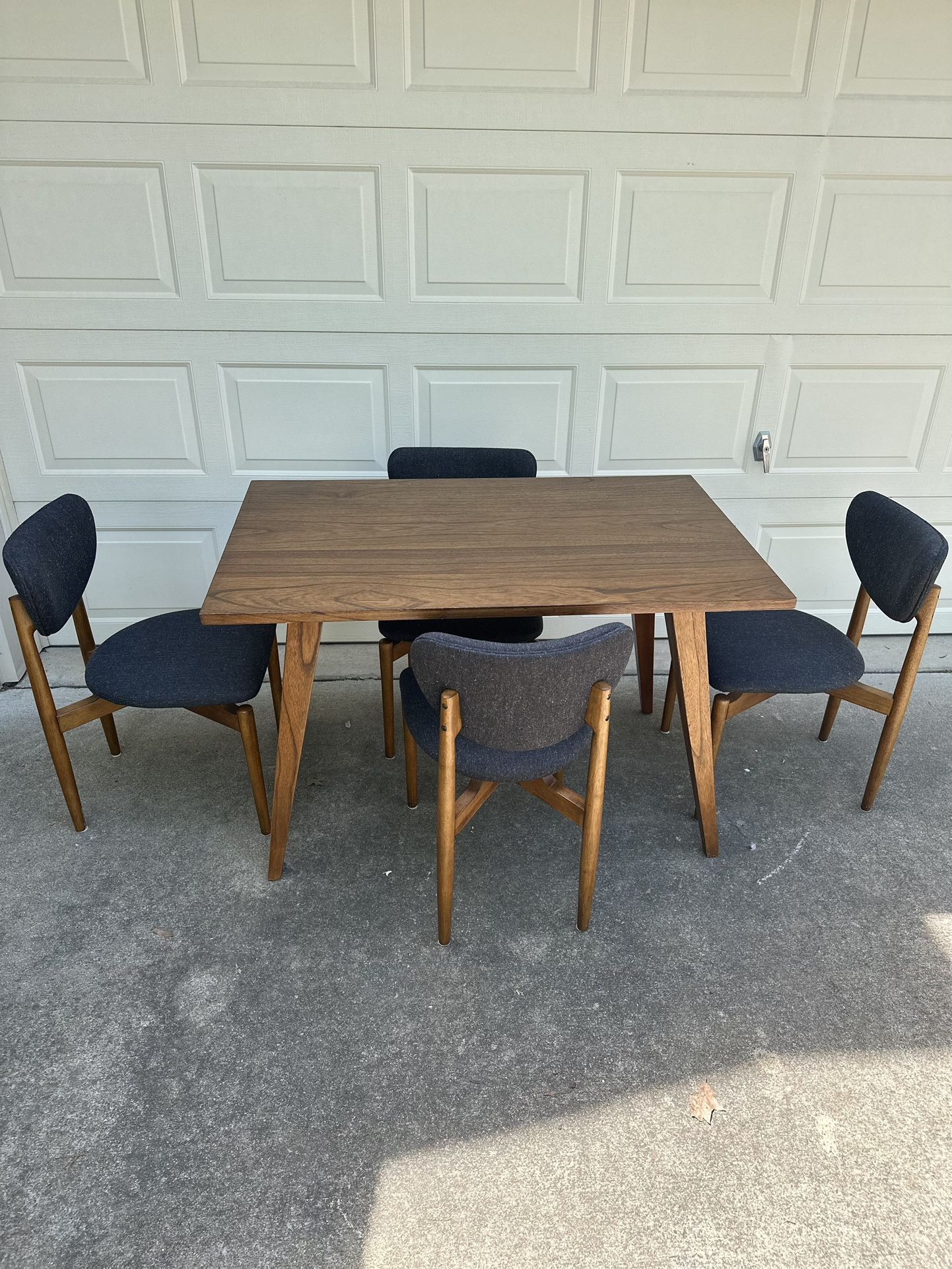 WEST ELM, 5-Piece Mid-Century Dining Set With 4 Fabric Upholstered Dining Chairs In dark blue!