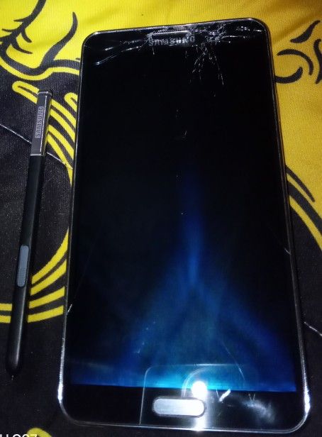 Samsung Galaxy Note 3 (No Battery & Cracked Screen)