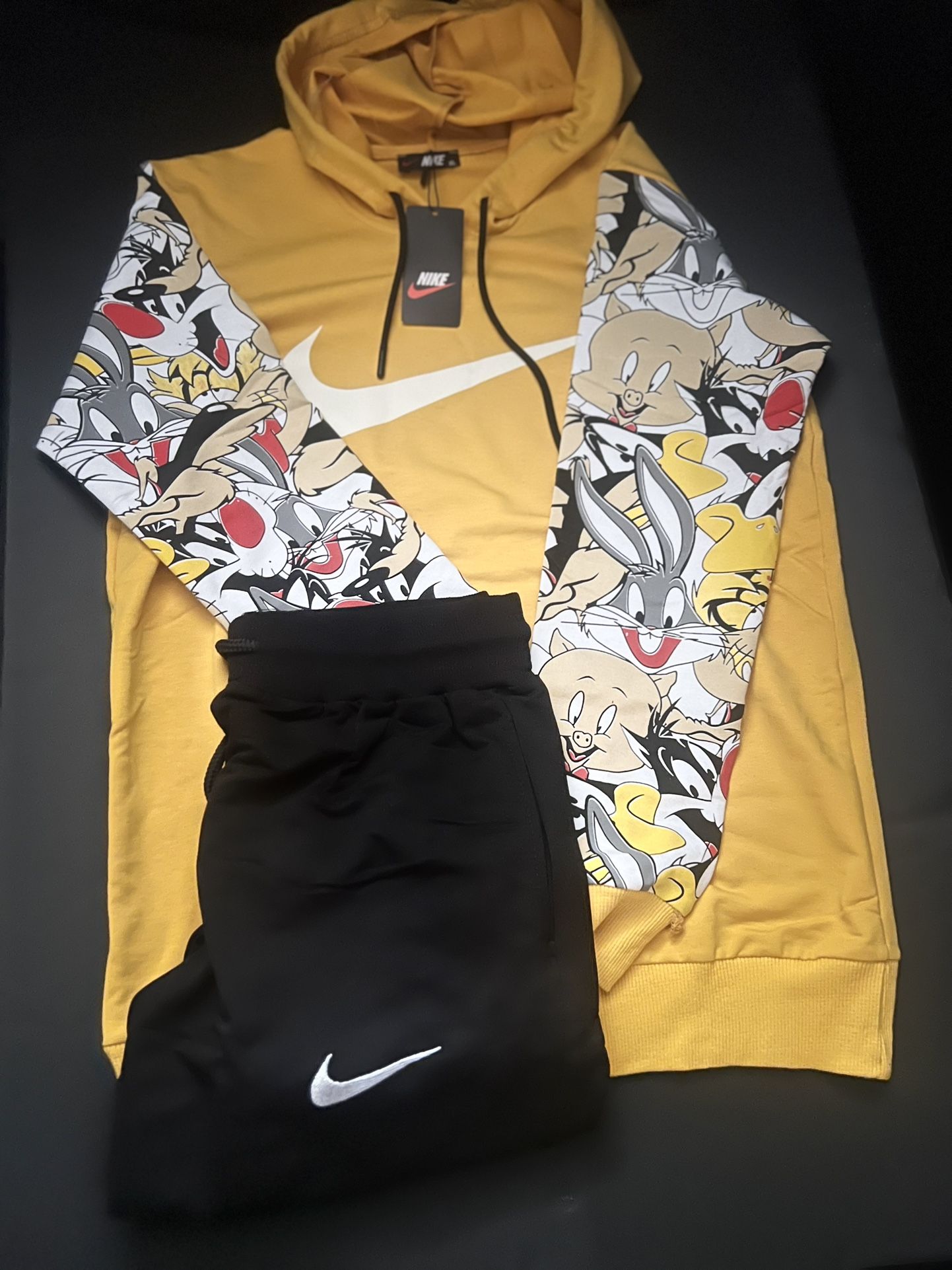 Nike Loony Tunes Sweatsuit for Sale in Deer Park, NY - OfferUp