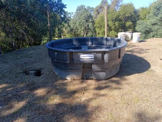 Rubbermaid 300 gallon tank