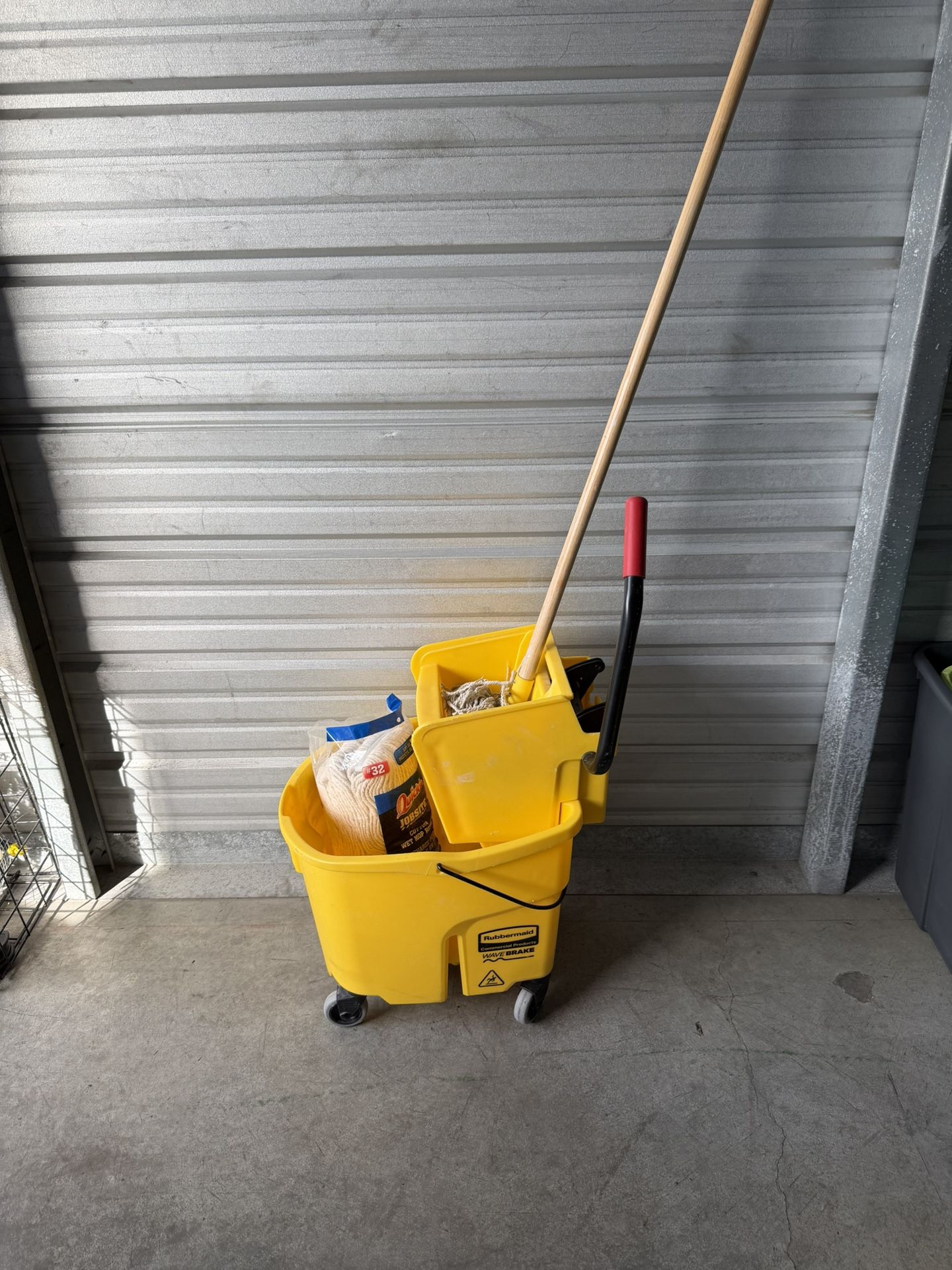 Rubbermaid Commercial Products WaveBrake 26-Quart Side Press Bucket and Wringer, Yellow