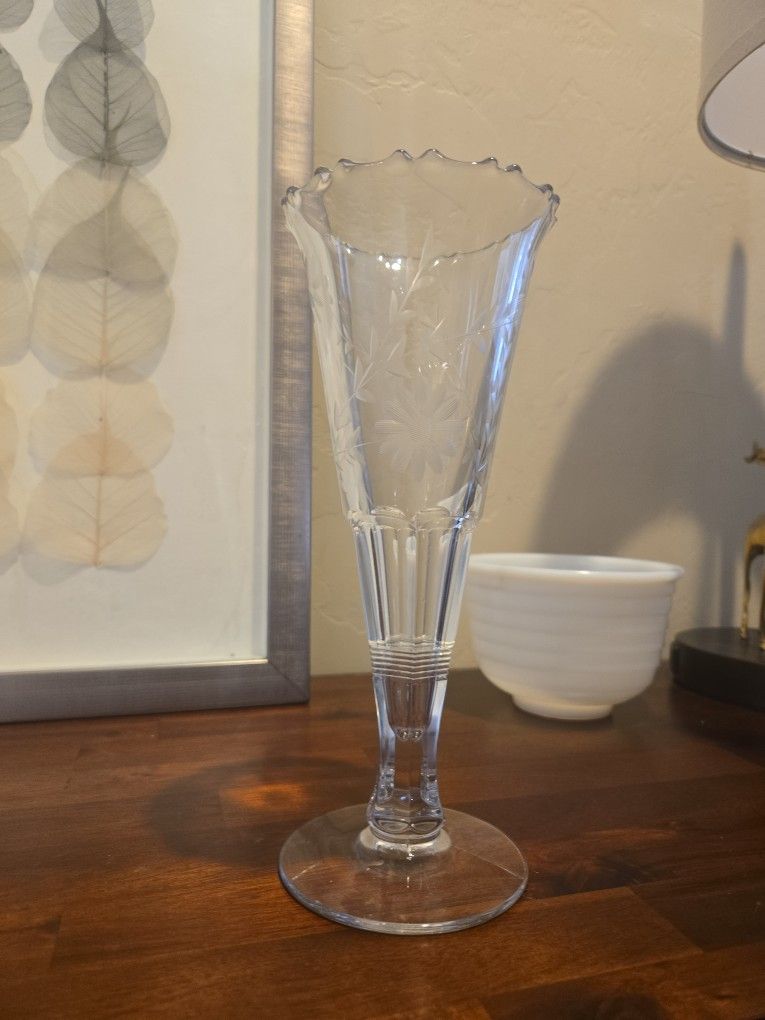 🌸 Vintage Etched Glass Vase – 9.75" Tall