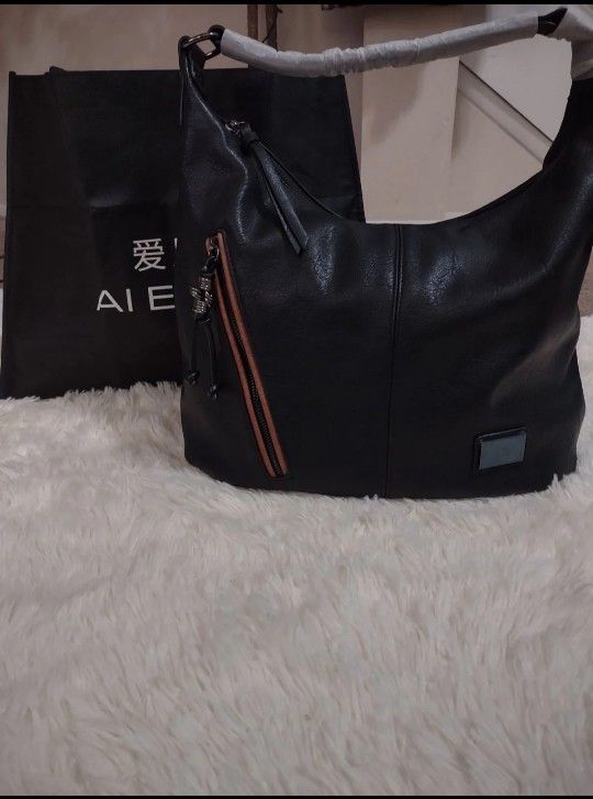 Women's Soft Leather Hobo Bag! (NWT)