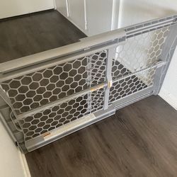 Hallway-Doorway Screen / Adjustable Dog Screen