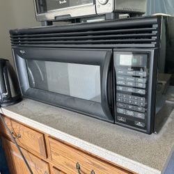 Whirlpool 1.7-cu ft 1000-Watt Over-the-Range Microwave (Black)