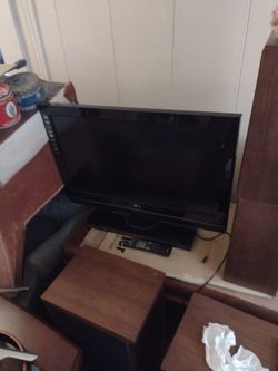 32-in LG Flat Screen TV