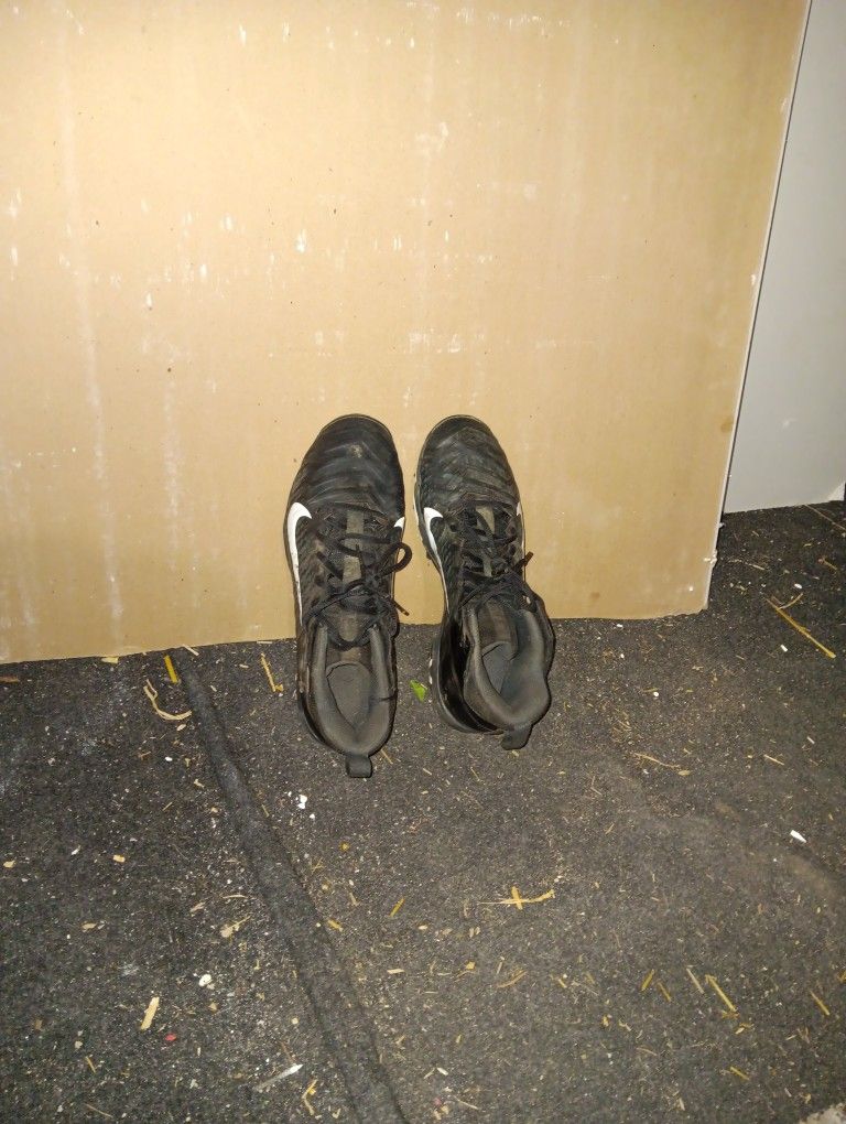Soccer Cleats Size 8 Black Nikes