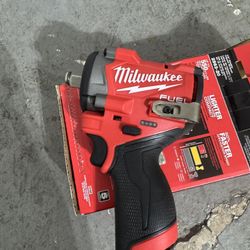  Milwaukee M12 FUEL 12V Lithium-Ion Brushless Cordless Stubby 1/2 in. Impact Wrench