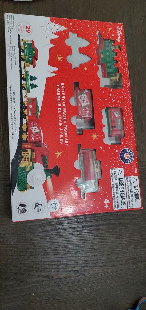 Lionel Disney Mickey Christmas Battery Powered Train Set with track 711983