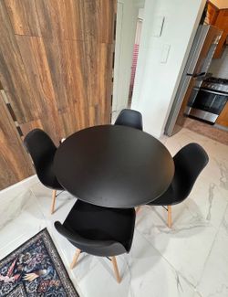 Almost Brand new Dining table w 4 chairs