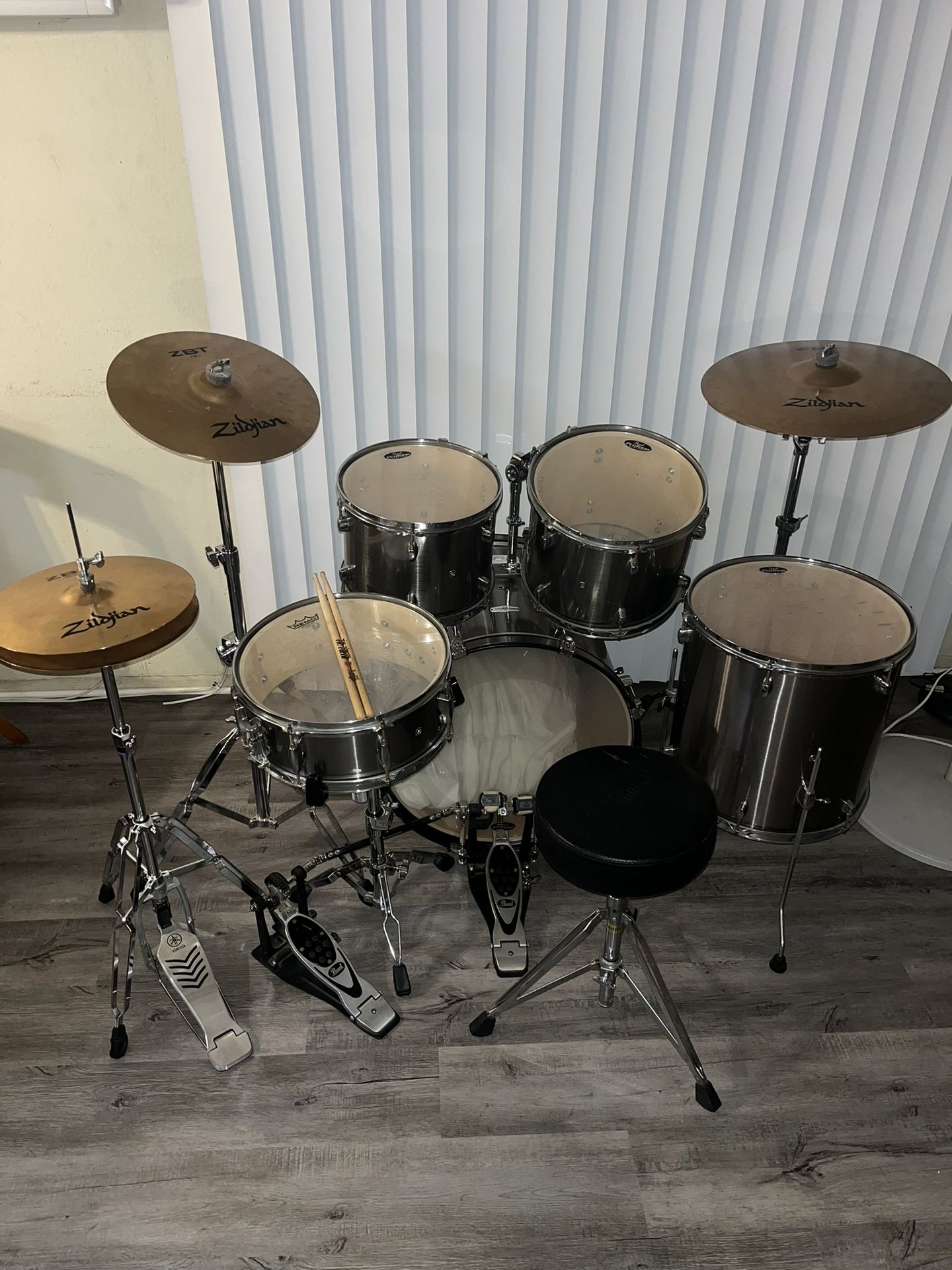 Pearl Forum Series Complete Drum Set 
