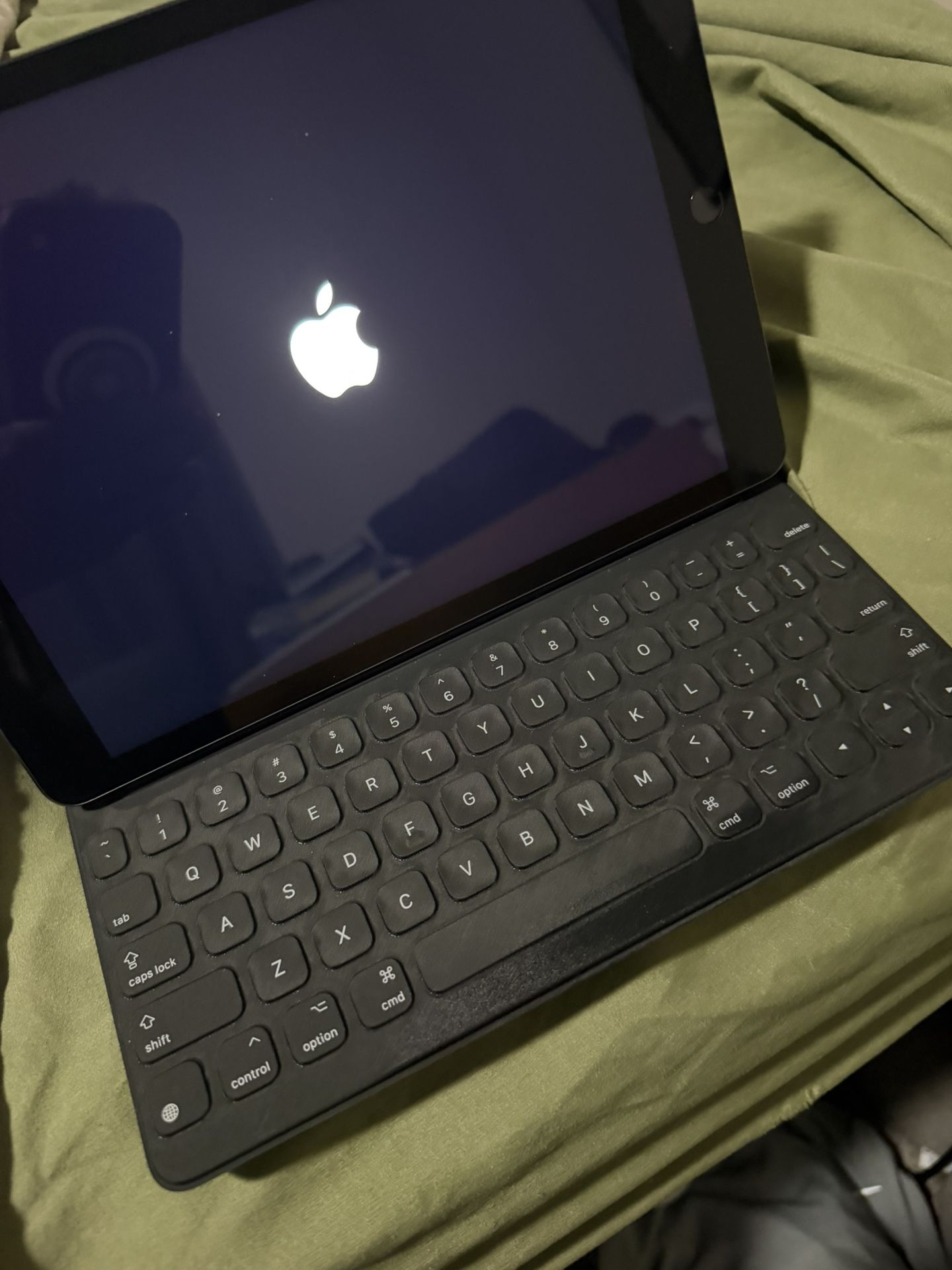 iPad 9th generation with keyboard 64GB WIFI & Celluar