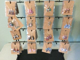Jewelry retail rack with jewelry