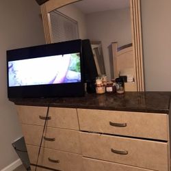 6 dresser drawer w/ detachable dresser mirror!!! Must Pickup 