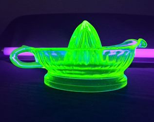 1930s to 1940s Uranium Glass Citrus Juicer Reamer