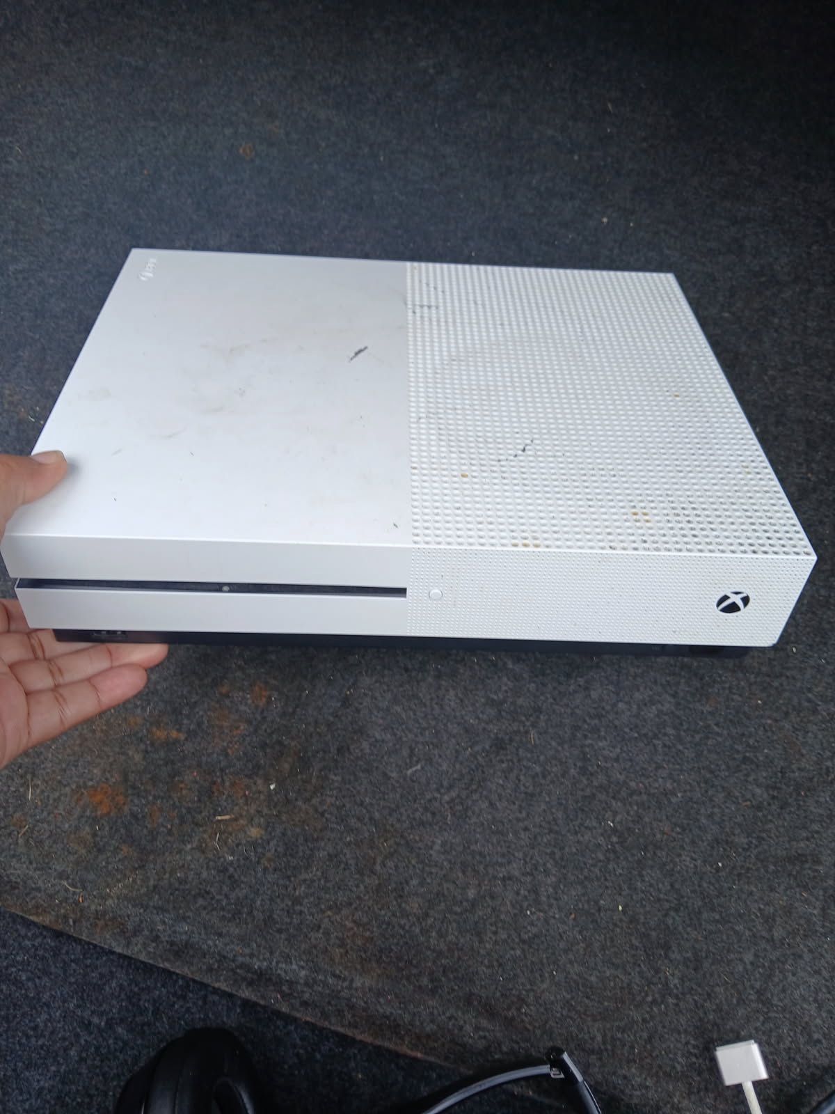 Xbox 1s Comes With 2 Controllers And Headset