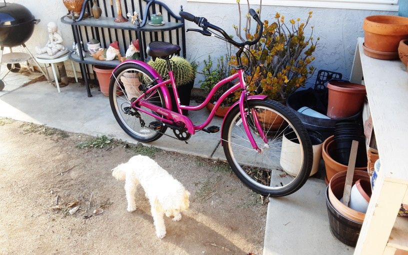 BIKE SCHWINN LARGO 7  WOMENS  26".   WOMENS SIGNATURE BIKE.  BEAUTIFUL RASPBERRY COLOR.  