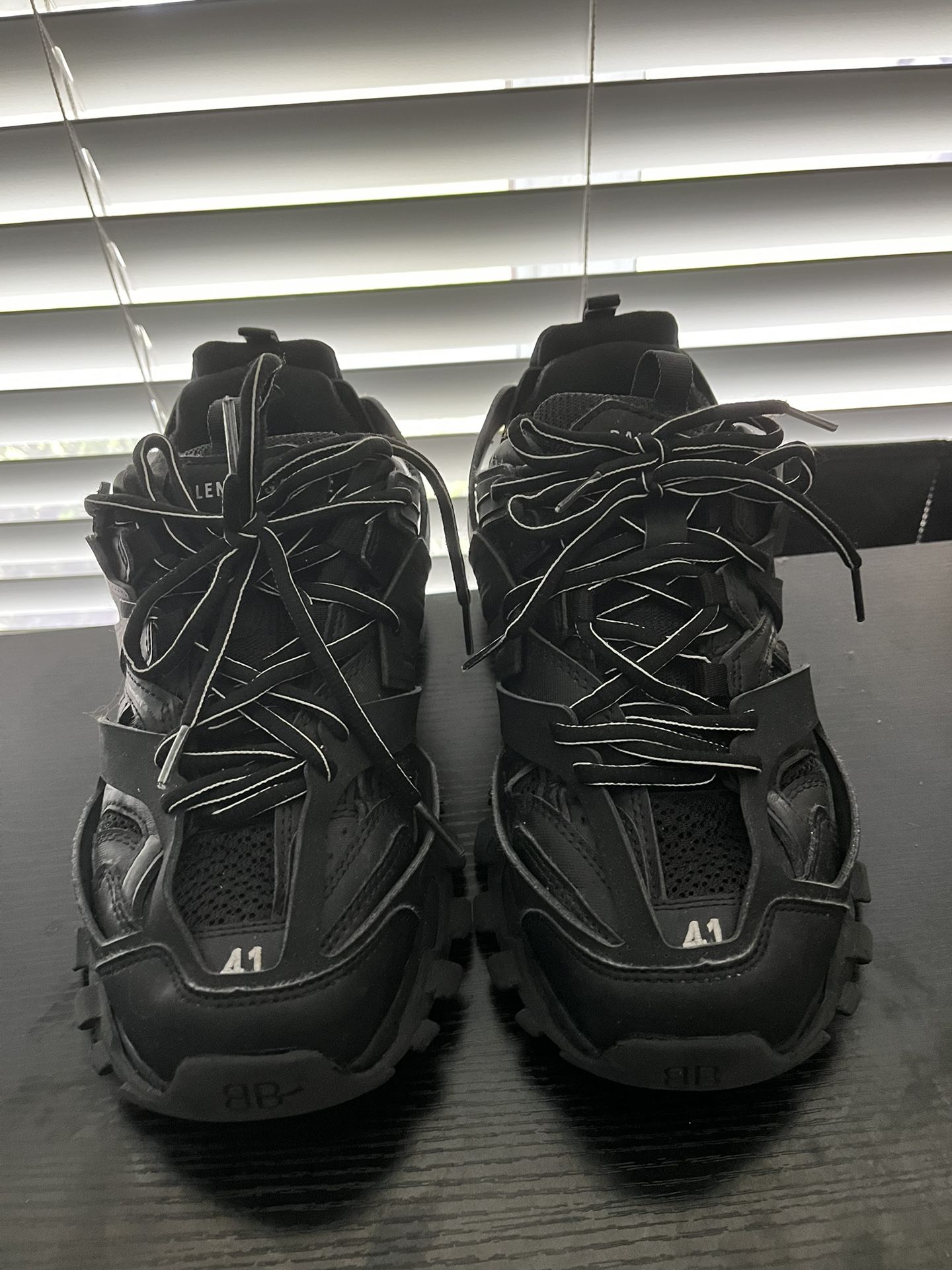 Selling Size 8 balenciaga tracks 3.0 no led