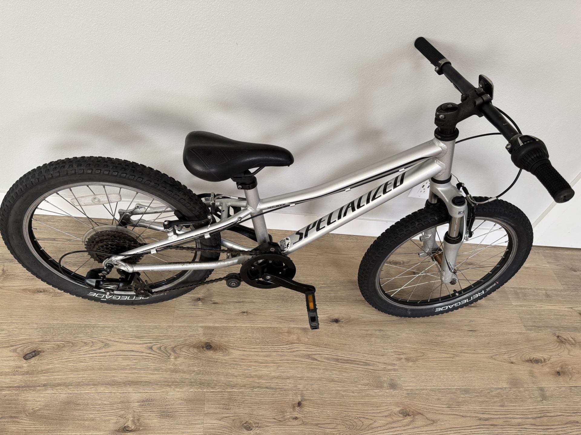 kids specialized bike 20” hot rock