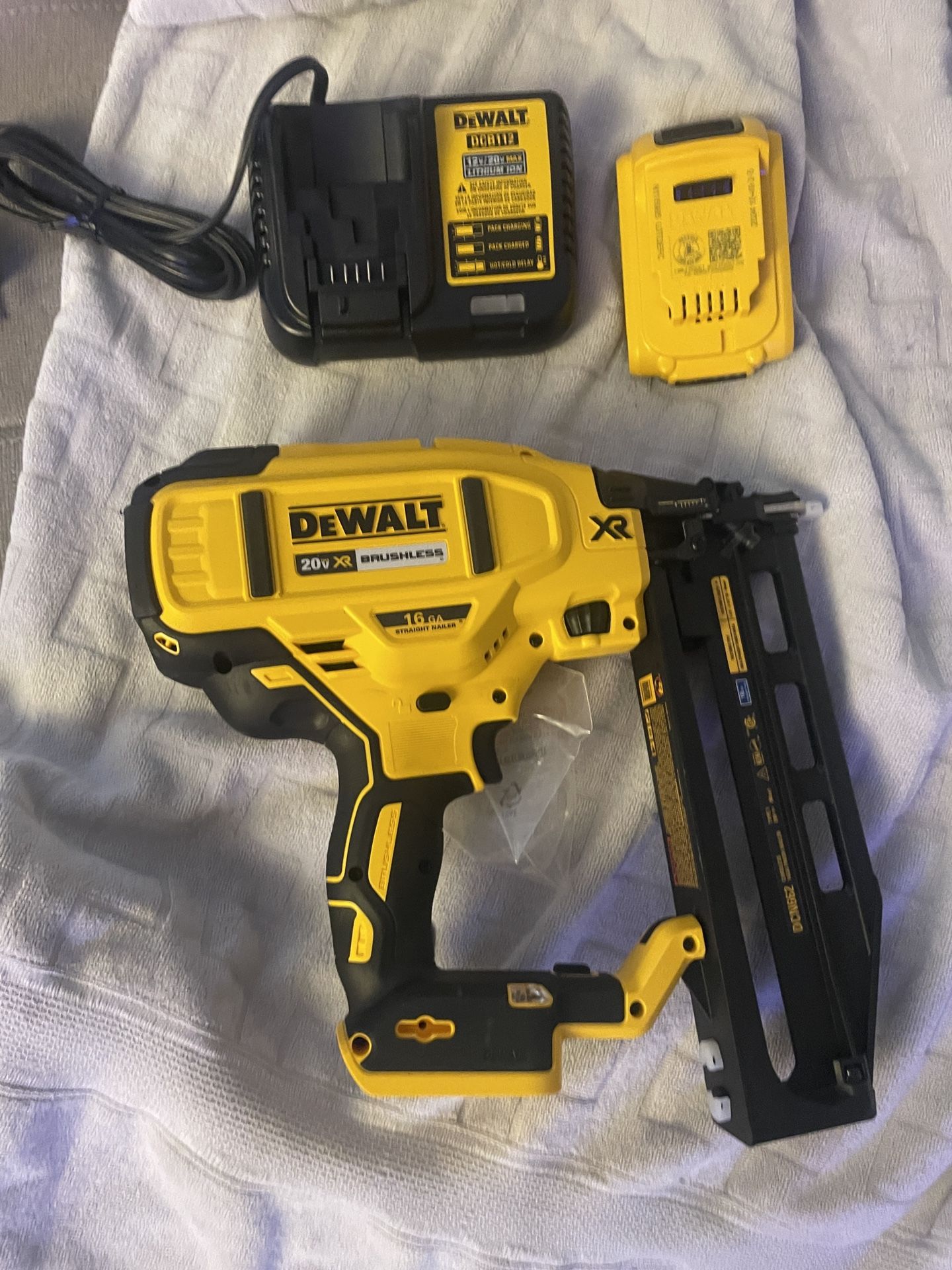 DeWalt 20v / 16 GA Straight Nail Gun