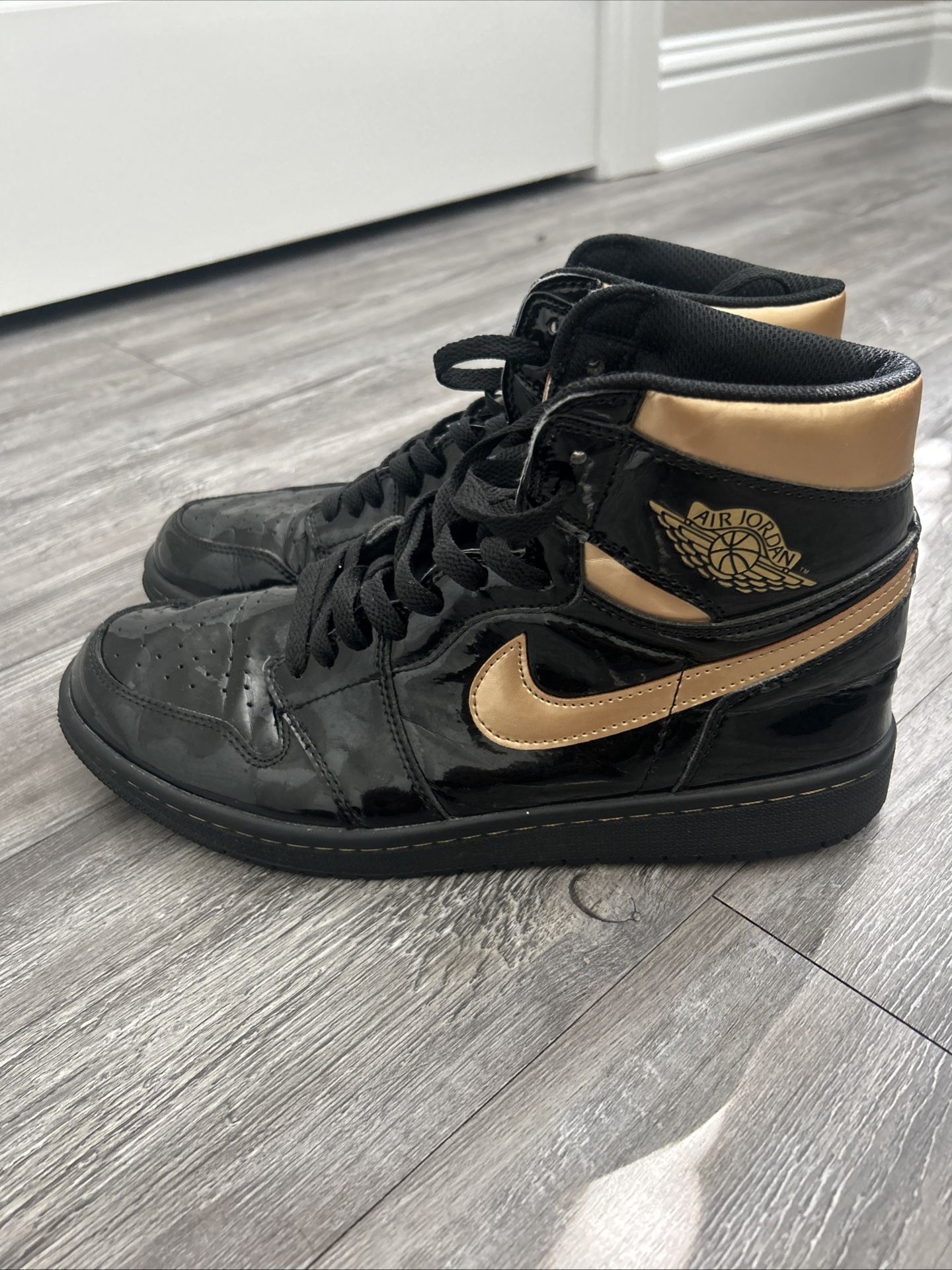 Air Jordan 1 Retro High OG 'Black Metallic Gold' 9.5M