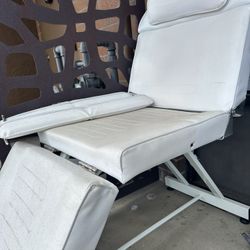 Tatoo aesthetician bed