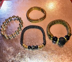 🖤🌻Set of 4 Beaded and Metallic Fashion Bracelets🌻🖤