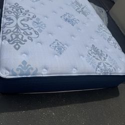 Queen Mattress (medium firm)