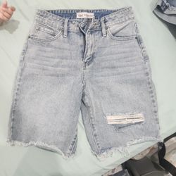 Size 3/26 Women / Junior Boyfriend Shorts