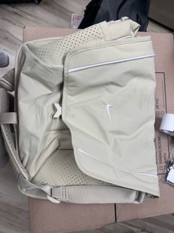 Nike Sportswear Essentials Messenger Bag (15L)