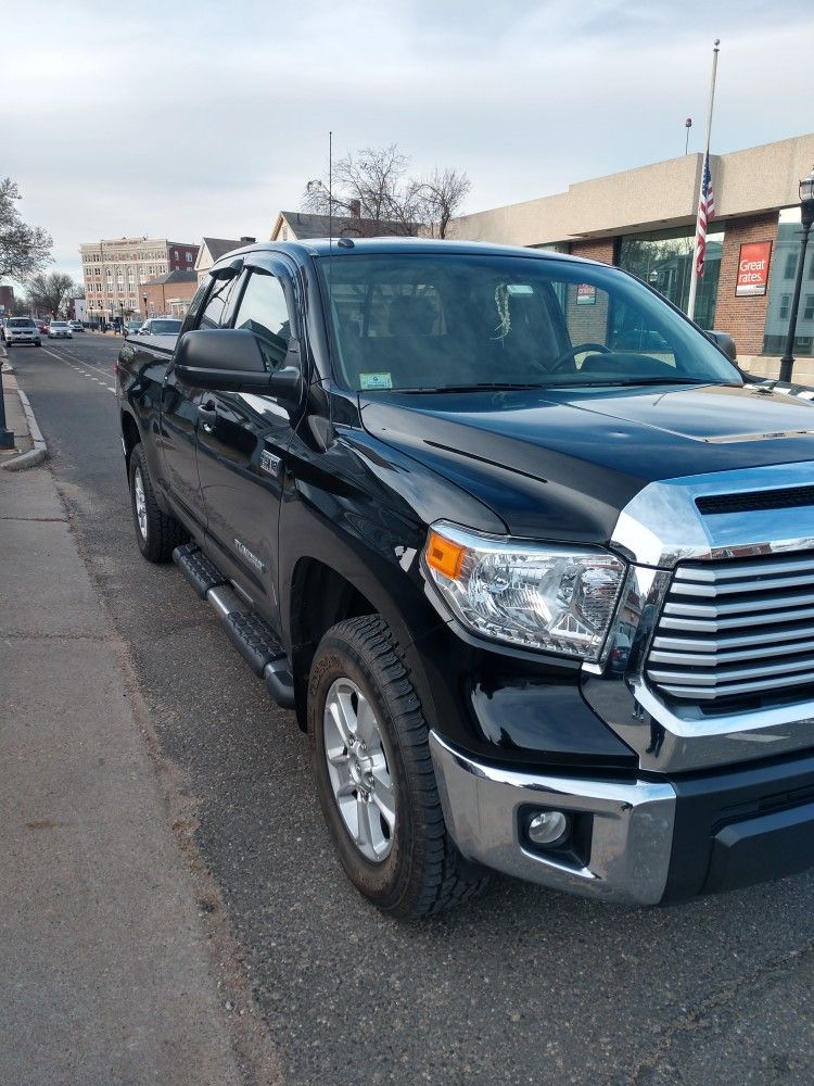 2014 Toyota tundra $42,955 ' 55,130 Miles