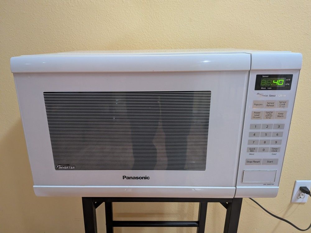Panasonic 1.2-cu ft 1200-Watt Countertop Microwave (White)