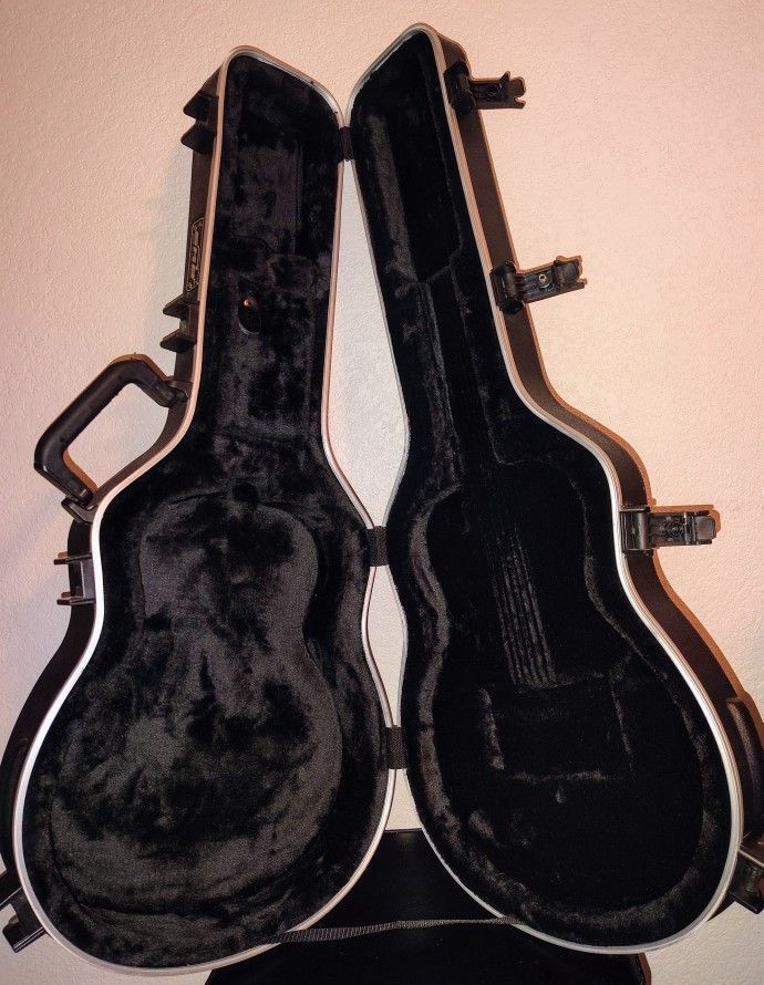 A Really Nice Hardshell SKB Case With 2 Keys All Latches Work And In Great Condition