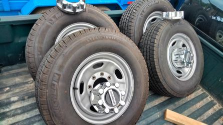 LT 265/75/16 Michelin tires like new