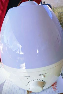 Bell + Howell Ultrasonic Color Changing Humidifier and Aroma Diffuser