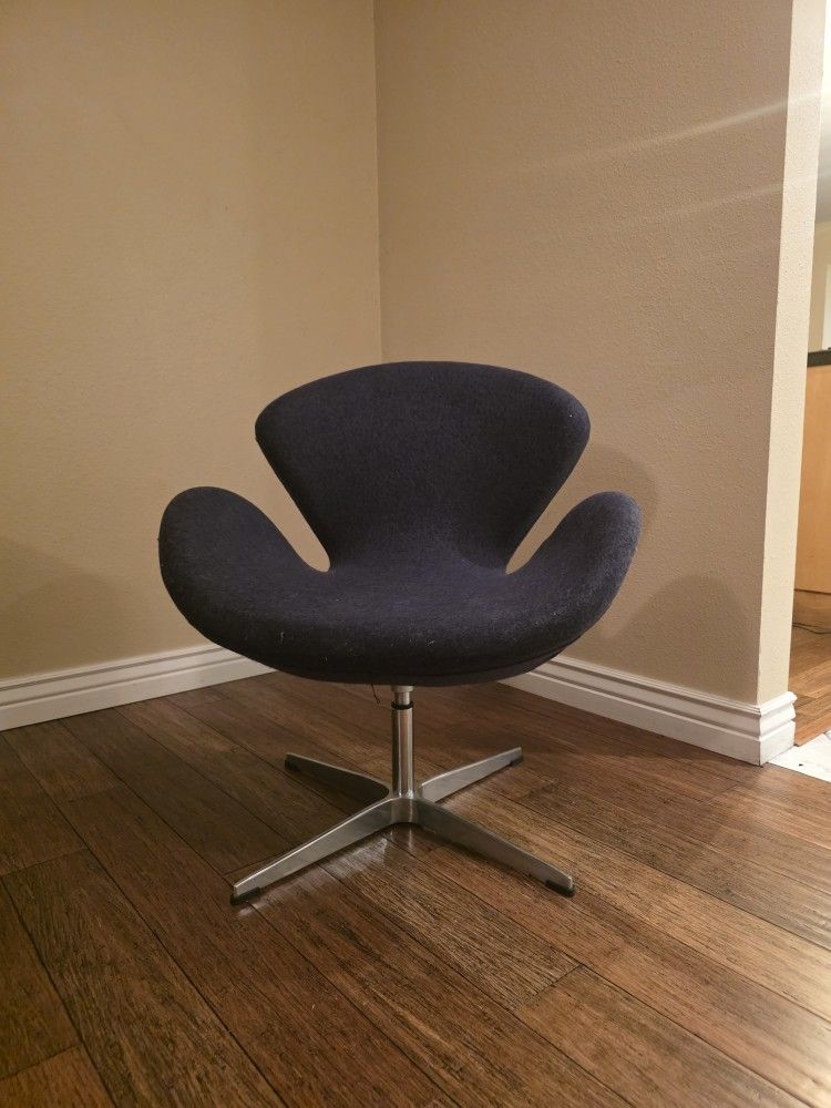 Contemporary Swivel Cushioned Chair