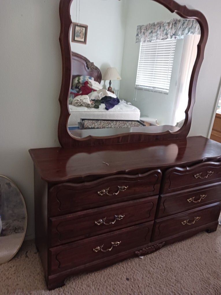 Dresser With Mirror