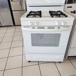 Una Estufa De GAS FRIGIDAIRE Cuatro Meses De Garantia Se Yeva Adomisilio