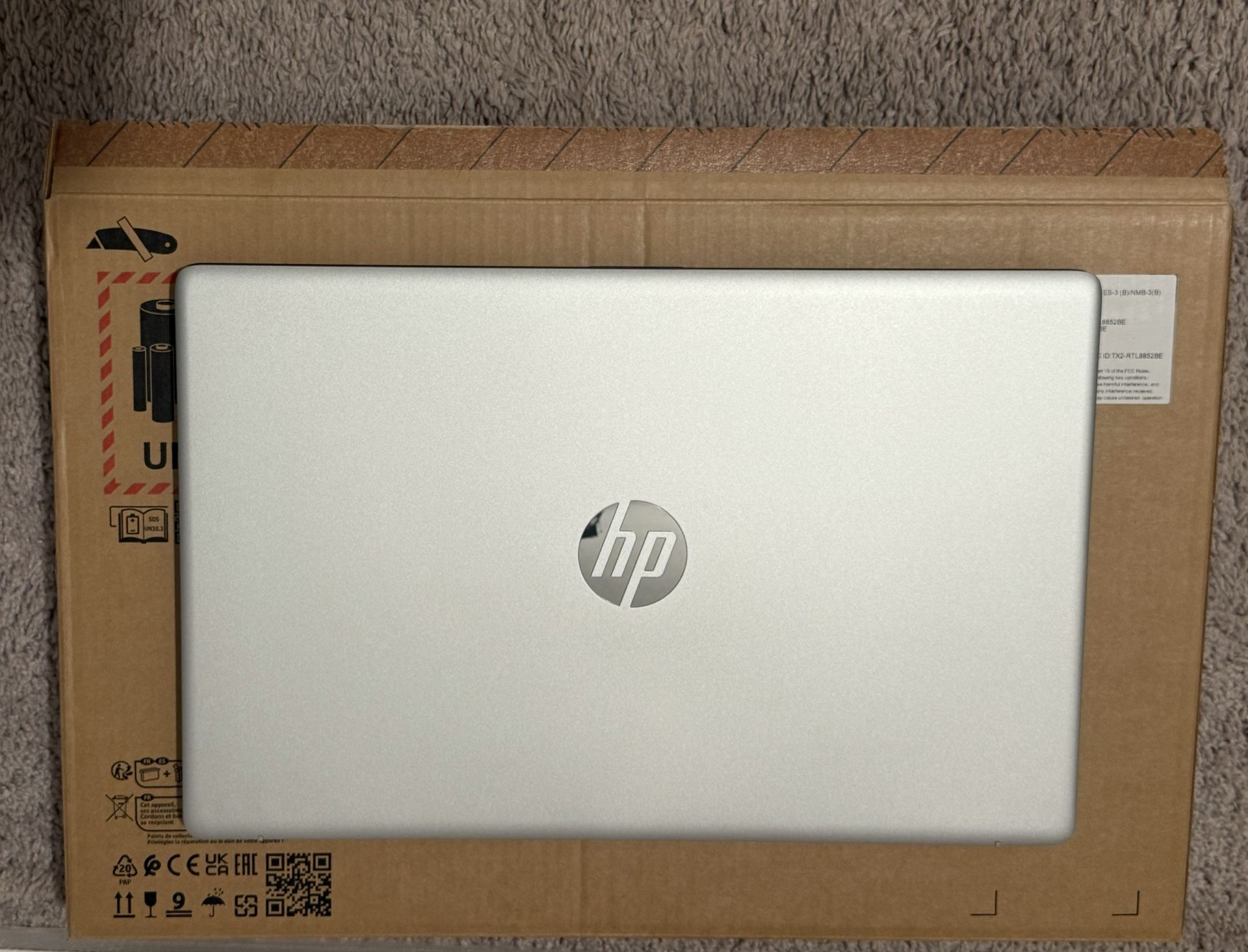 HP Laptop 17-CP2025DX 512GB SDD AMD Ryzen 5 8GB DDR5