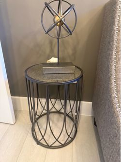 Modern Metal & Mirrored Glass Accent Table – Excellent Condition