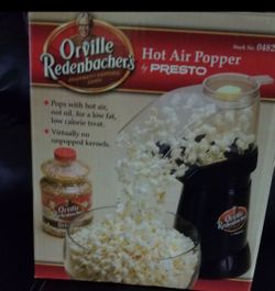 Popcorn popper w popcorn