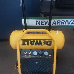 Dewalt 4.5 Gallon 200 PSI Air Compressor