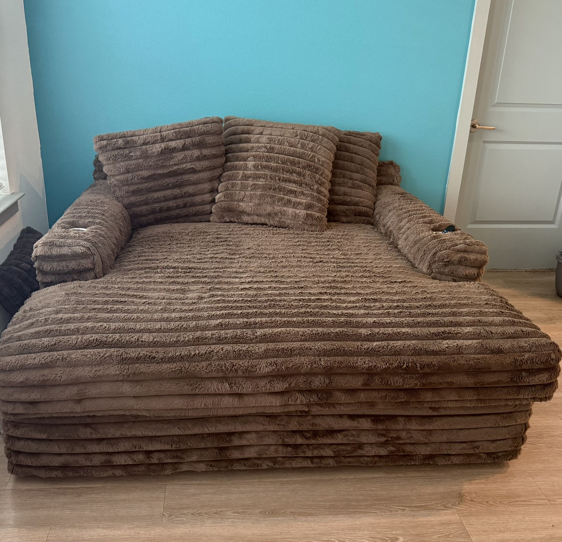 Rooms To Go Stratford Sofa Couch Like New!!!