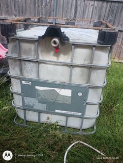 1000 L/ 250 gallon IBC tote (Intermediate Bulk Container),