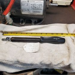Snap-on valve stem puller