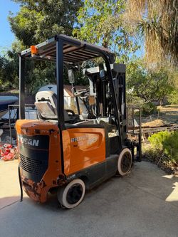 Doosan 2.5 Ton Electric Forklift – 5,000 lb Capacity – Not Running, For Parts/Repair**