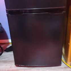 Mini Fridge/ Freezer 